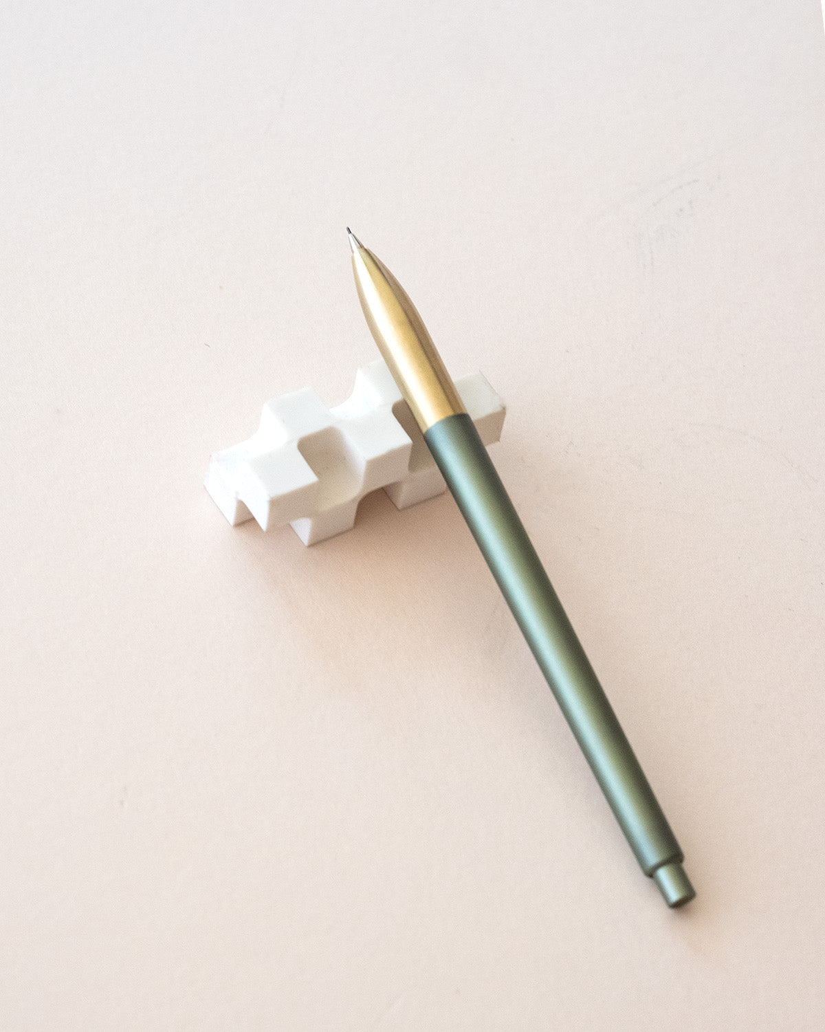 The Kadokeshi 28 corner eraser pictured with the Tom's Studio Mechanical Pencil in Ivy.