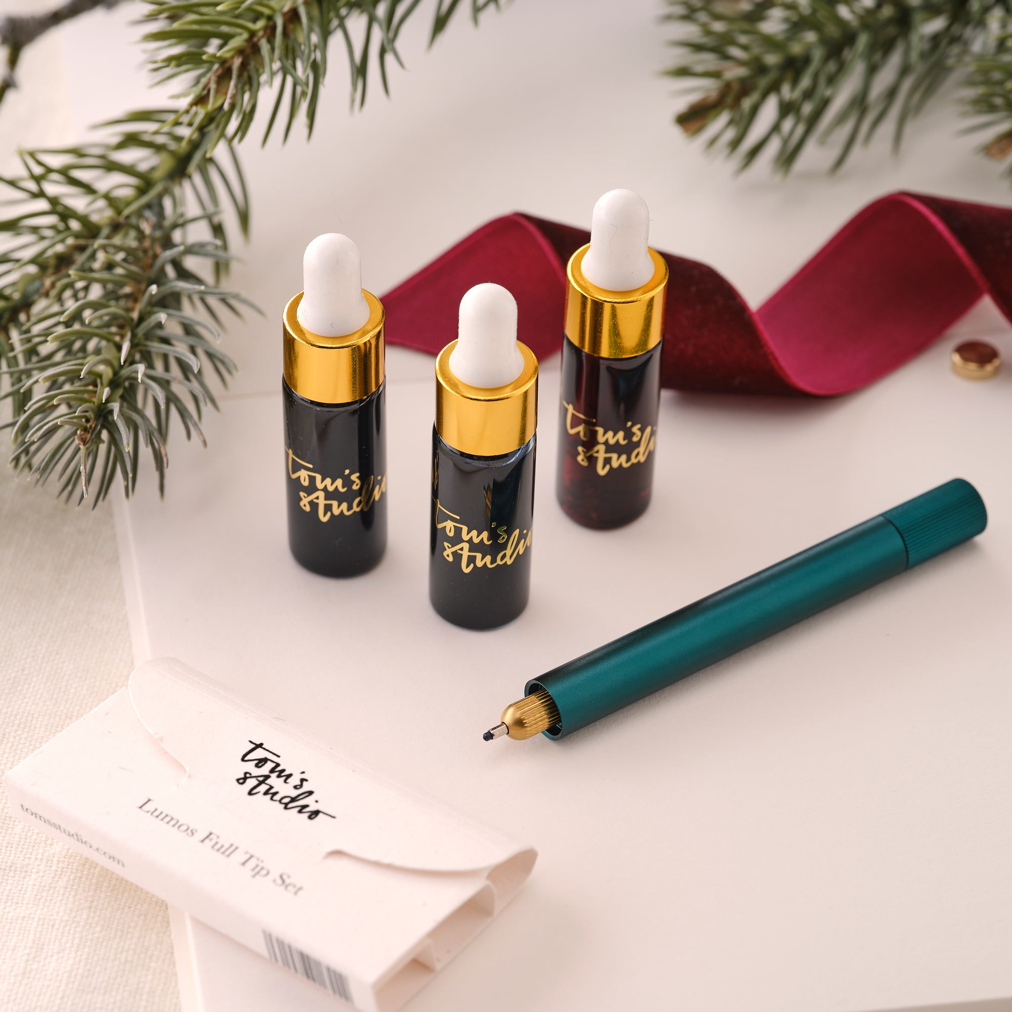Contents of the Lumos Mini Gift Set including the Lumos Mini refillable pen in Ivy, Lumos Full Tip Set, the Studio Pad and set of three mini 5ml fountain pen inks