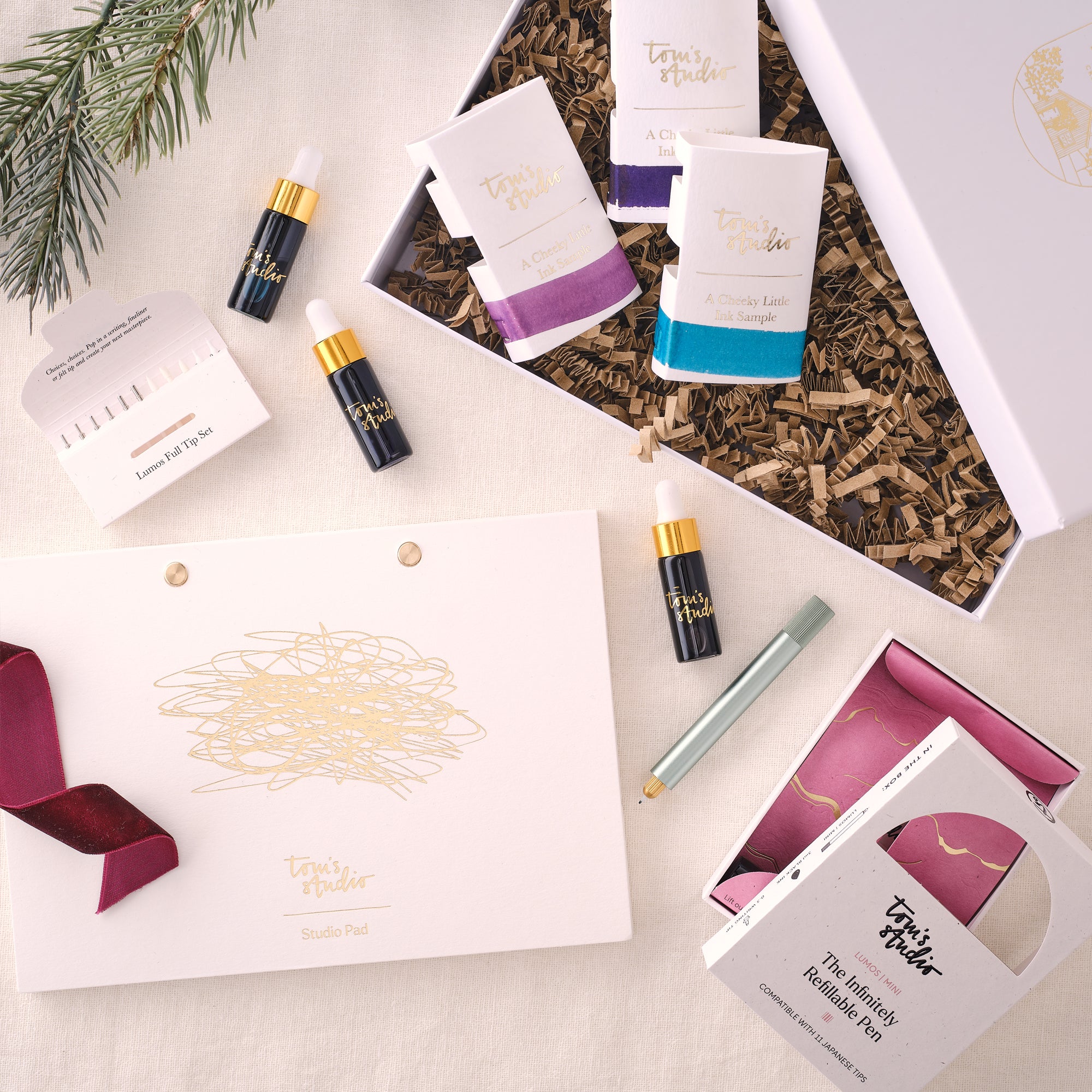 Contents of the Lumos Mini Gift Set including the Lumos Mini refillable pen in Sage, the Studio Pad and set of three mini 5ml fountain pen inks