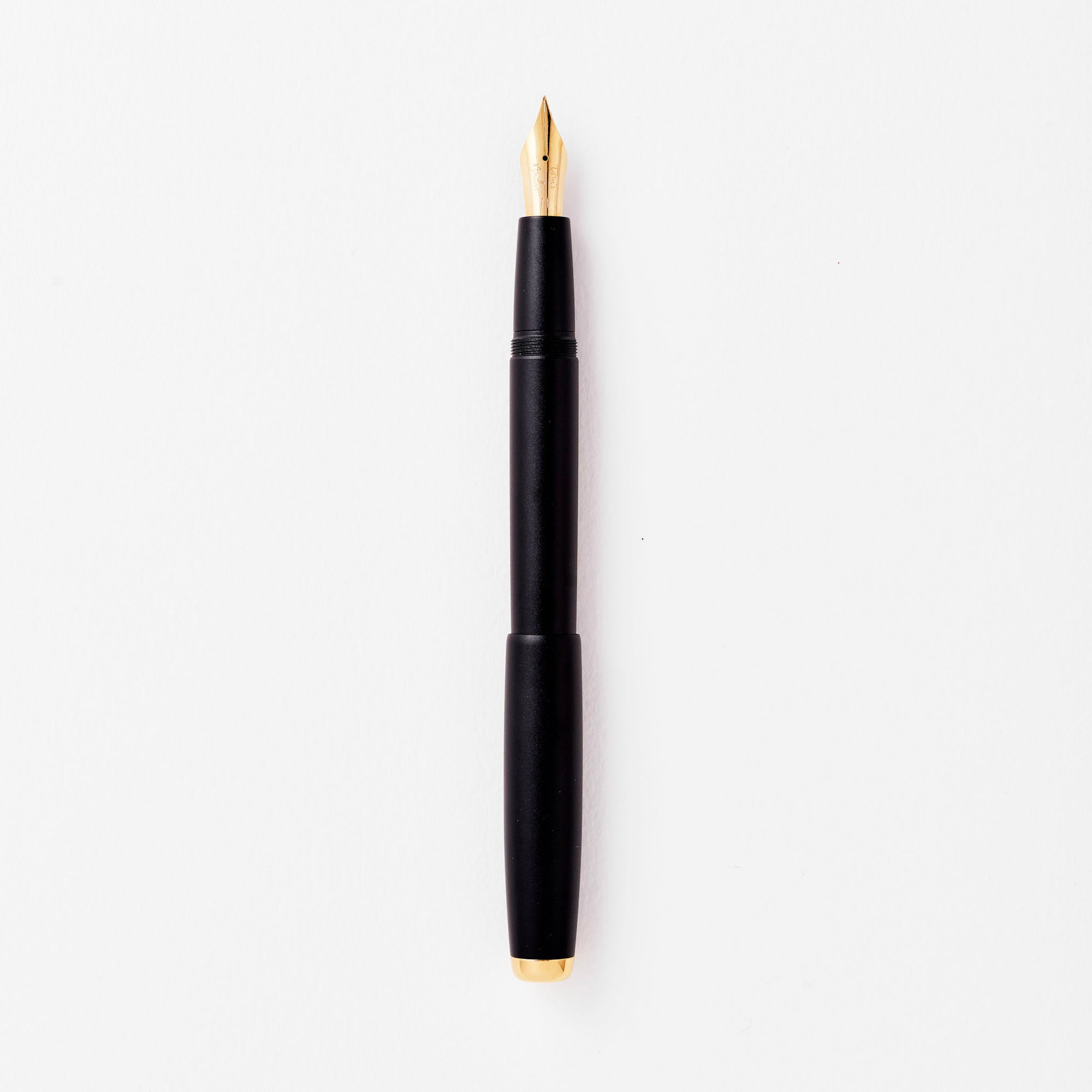 The Studio Fountain Pen in Black with Medium Gold nib