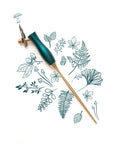 The bloom oblique calligraphy pen in ivy green on a background of illustration in ink