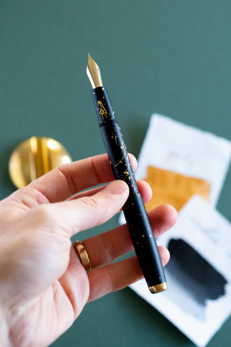 The Studio Fountain Pen - Black &amp; Gold Splash - Special - Tom&#39;s StudioThe Studio Fountain Pen - Black &amp; Gold Splash - Special