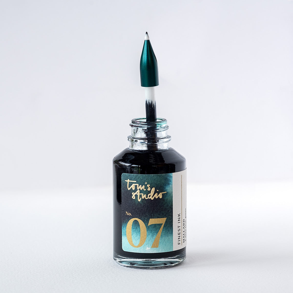 The Wren refillable everyday writing pen in Ivy with a bottle of Mallard Fountain Pen Ink – showing how to fill the ink reservoir