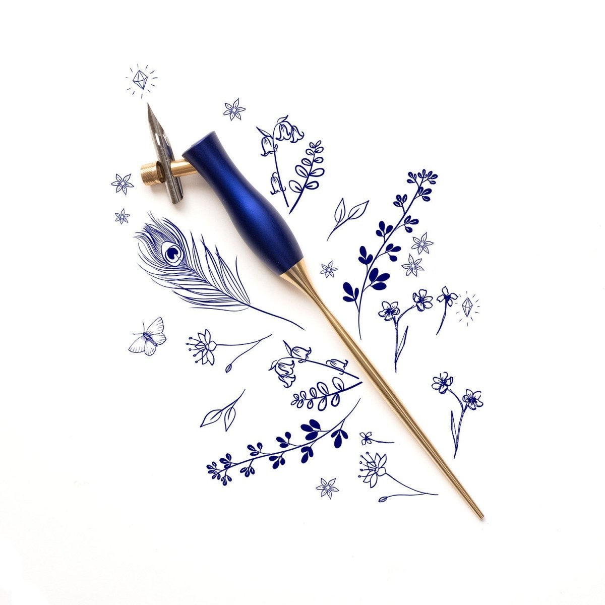 The bloom oblique calligraphy pen in blue on a background of illustration in ink