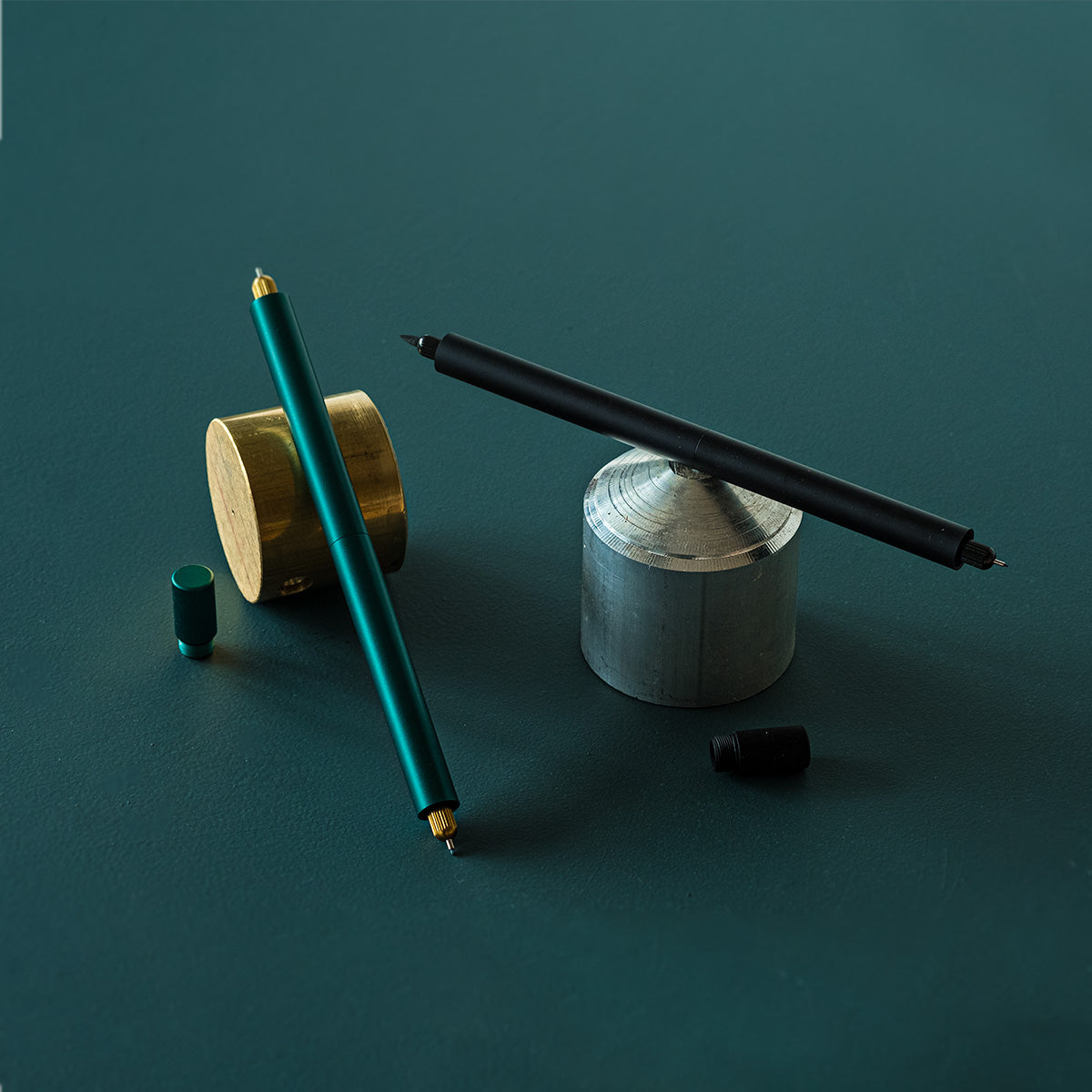 the lumos duo refillable fineliner in ivy green and matte black on turned metal stands