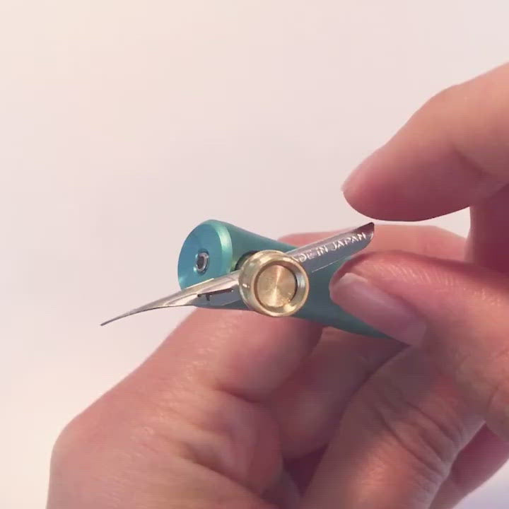 Video demonstrating how to use an allen key to adjust the flange and screw on Flourish Curve adjustable calligraphy dip pen 
